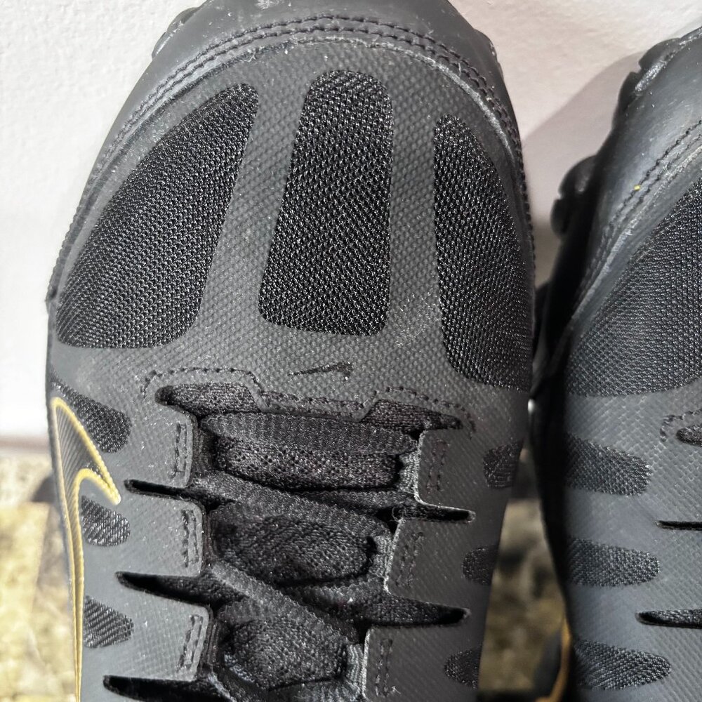 Nike Men's Reax 8 TR Sneakers Black/Gold SZ: 9 - Picture 4 of 16